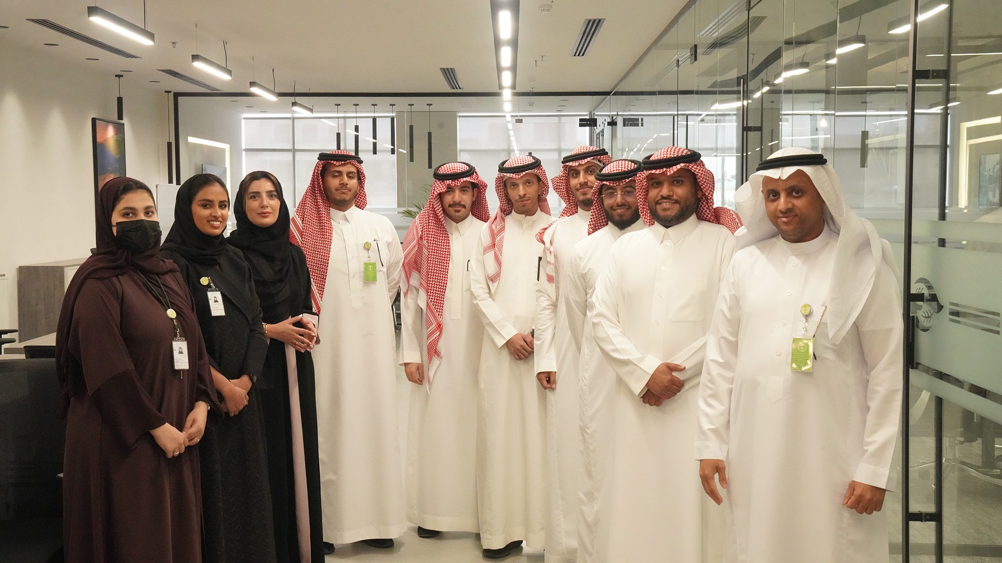 د.محمد مفرح مع فريق عمل إدارة الاستثمار والموارد المالية في المركز الوطني للغطاء النباتي